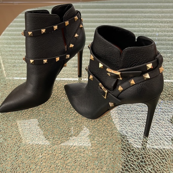 Valentino Garavani Shoes - VALENTINO GARAVANI Rockstud Leather Boots - Never worn